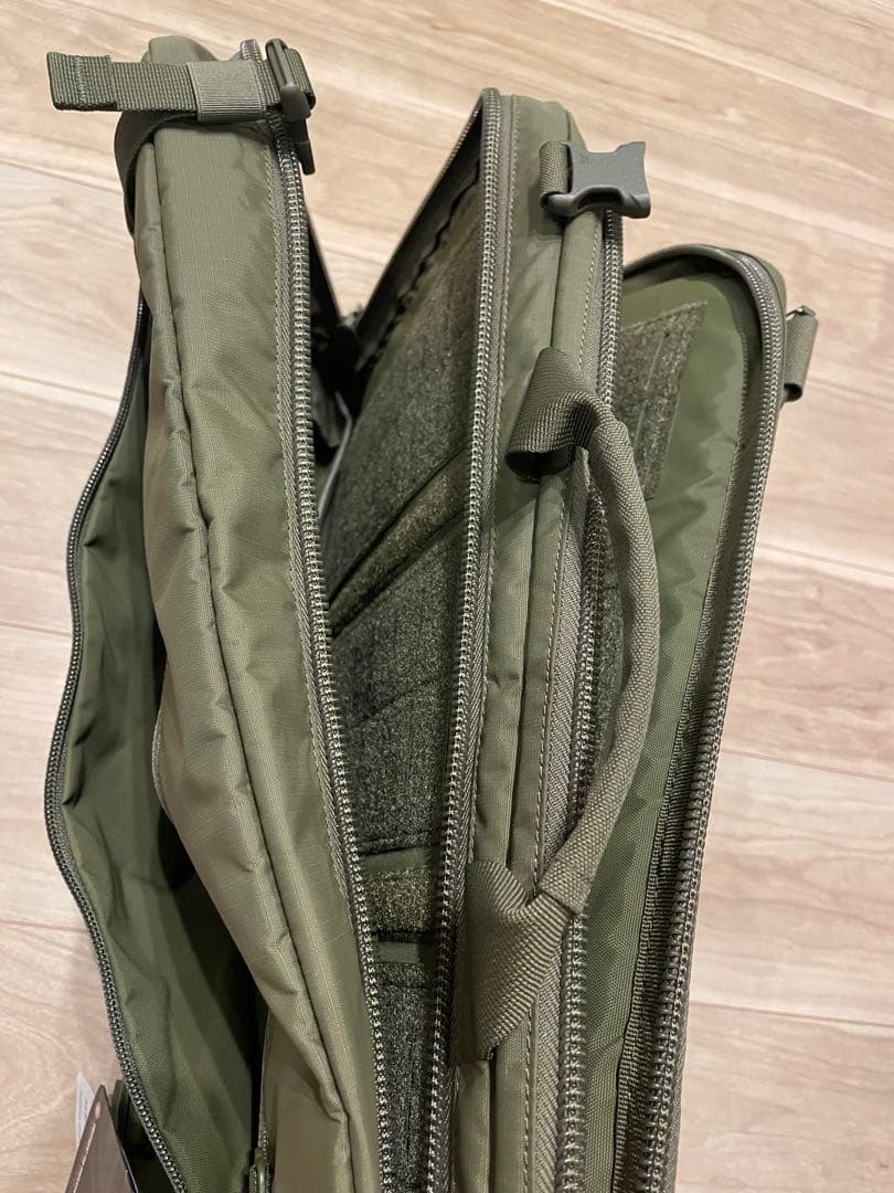 新品✨国内入手困難】タスマニアンタイガー　ショルダーバッグ オリーブ PCケース