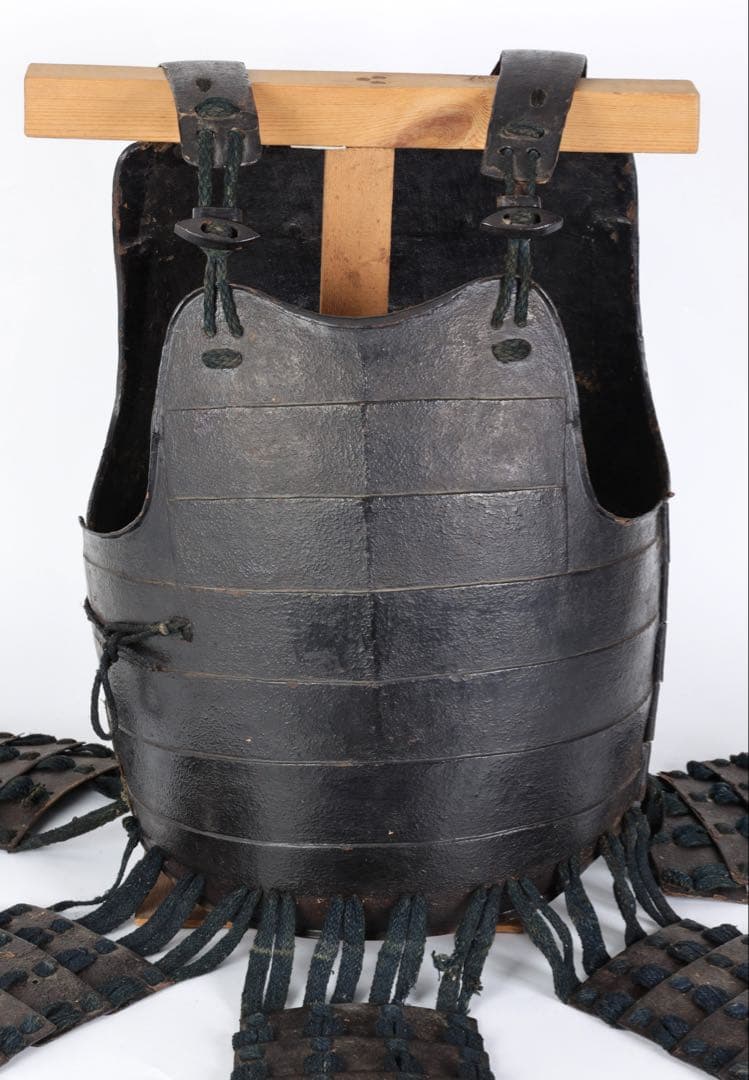 【江戸期】黒漆塗 横剥二枚胴 草摺付 甲冑 胴丸 台付 時代武具 古美術 骨董品