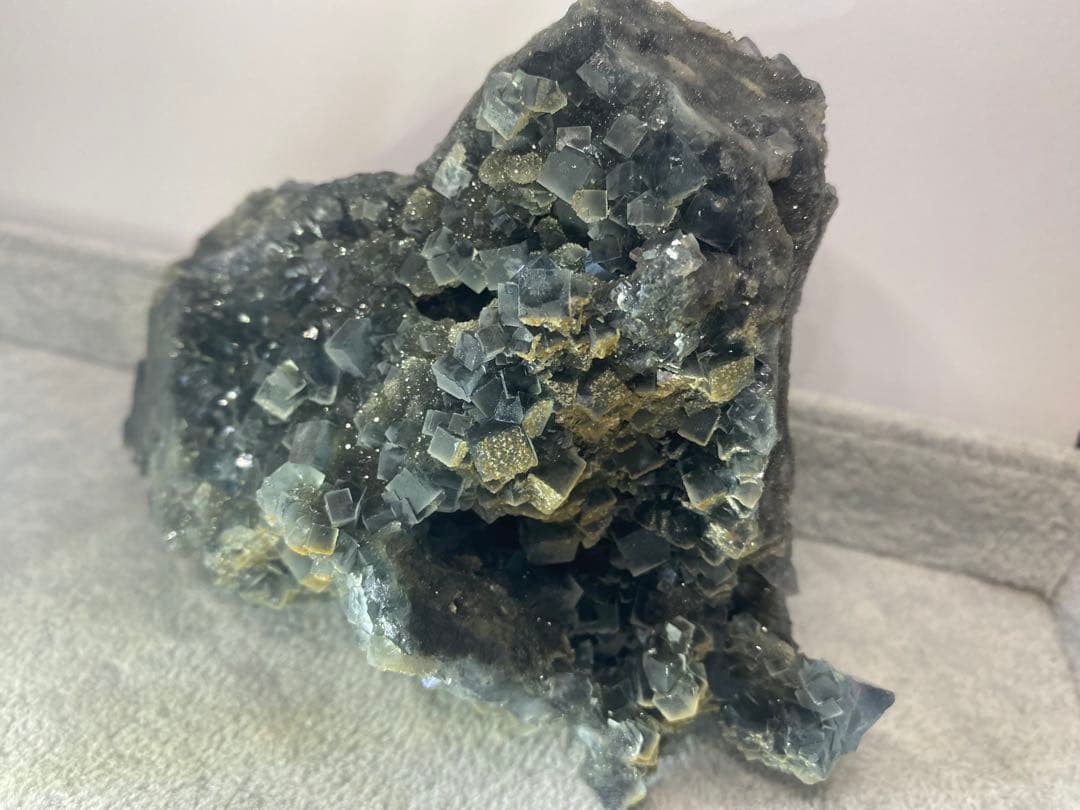 T945特価★ブルーグレーフローライト　キラキラキューブ結晶ジオード原石