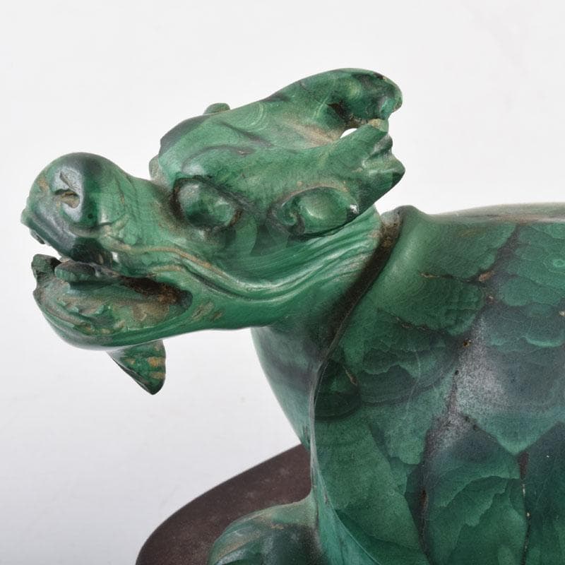 中国　玉石孔雀石マラカイト彫刻　神獣　置物　約896g　唐木台付　V　9009