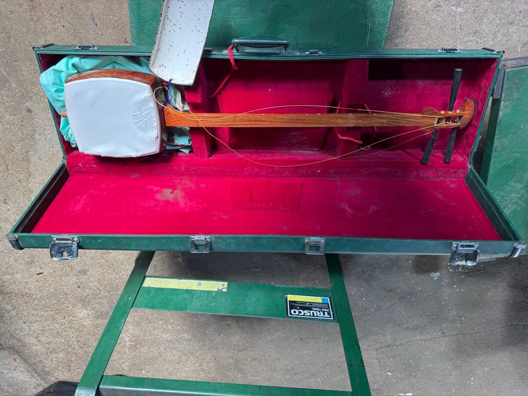 3-津軽三味線?　高級糸巻き 紅木？ハードケース&付属