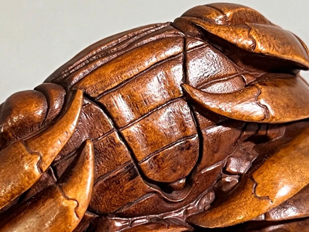 木製カニの彫刻