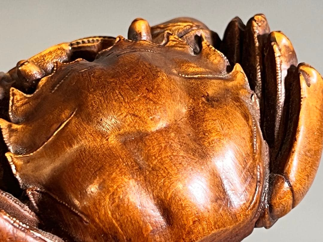 木製カニの彫刻