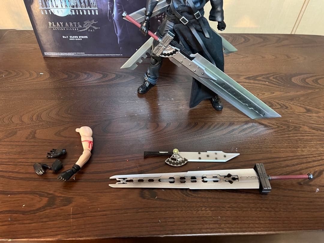 プレイアーツ改　クラウド　アドベントチルドレン　ff7 ゲームキャラクター