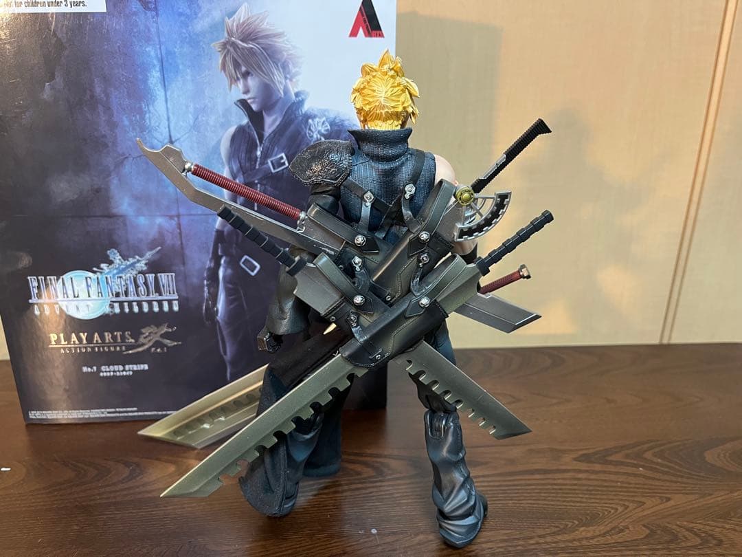 プレイアーツ改　クラウド　アドベントチルドレン　ff7 ゲームキャラクター