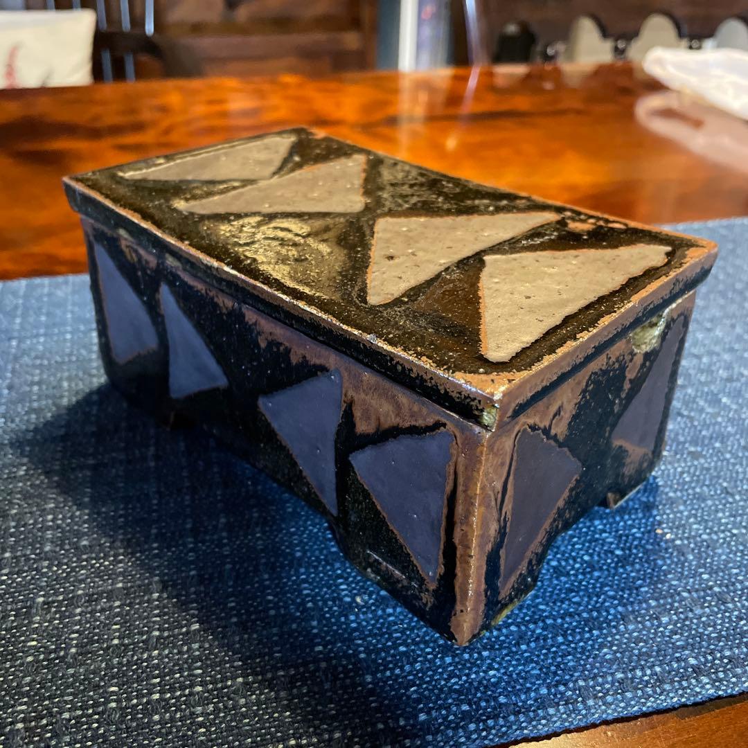 出西窯 多々納弘光氏作 バターケース三角模様 黒釉型紙抜角蓋物