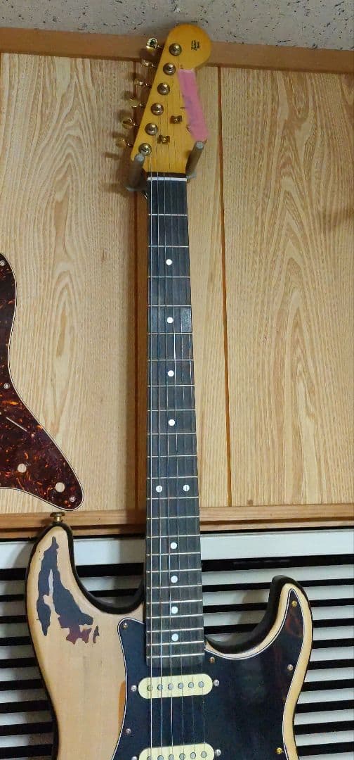 SRV風　お楽しみキャスター　エレキギター レリックサンバースト ビンテージ風