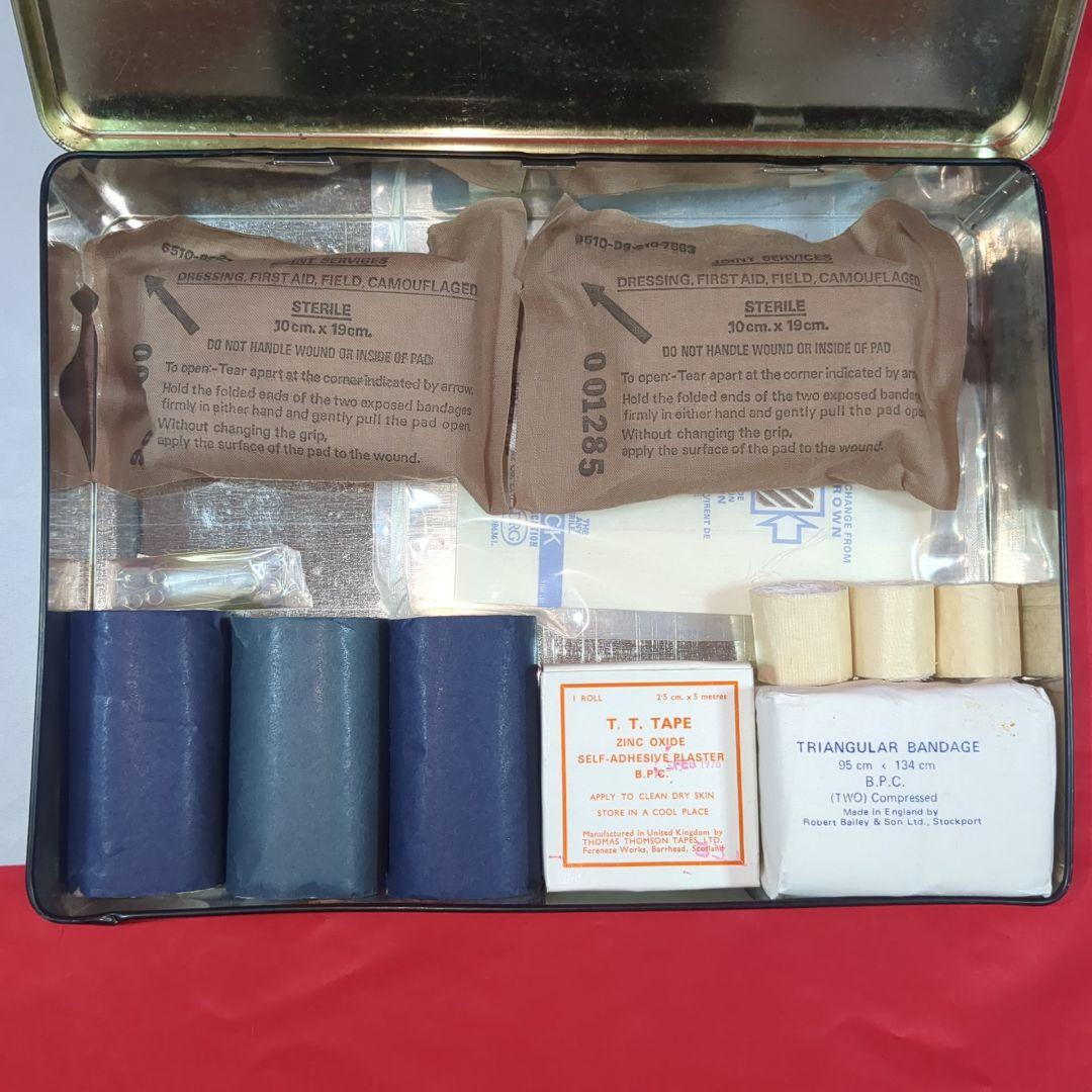 イギリス軍車両 応急処置キット 1950年代物　(中身入り）