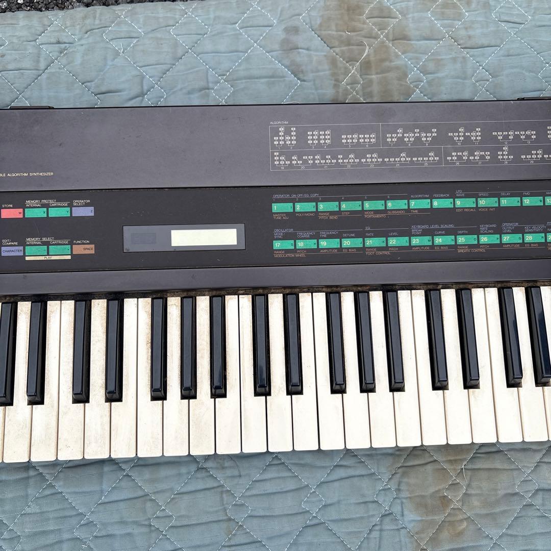 YAMAHA DX7 シンセサイザー　通電⚪︎