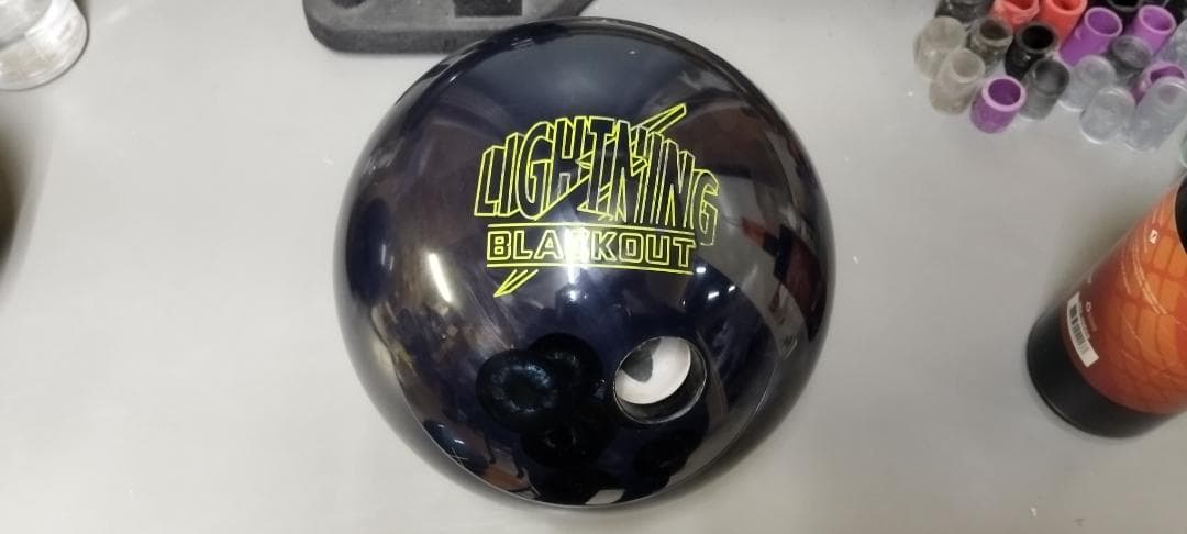LIGHTNING BLACKOUT 15ポンド3オンスボウリングボール