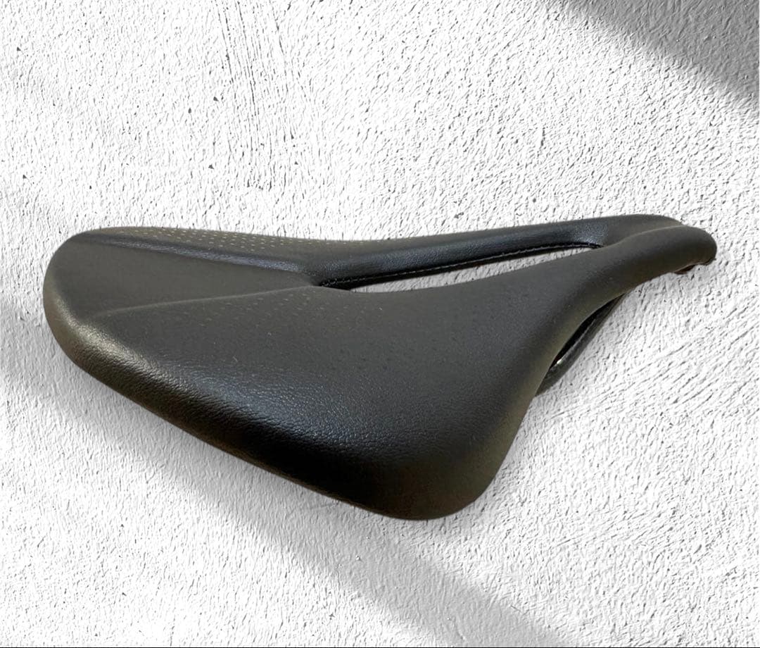 ★ほぼ新品★TNI LiteFly2 カーボンサドル(143mm)