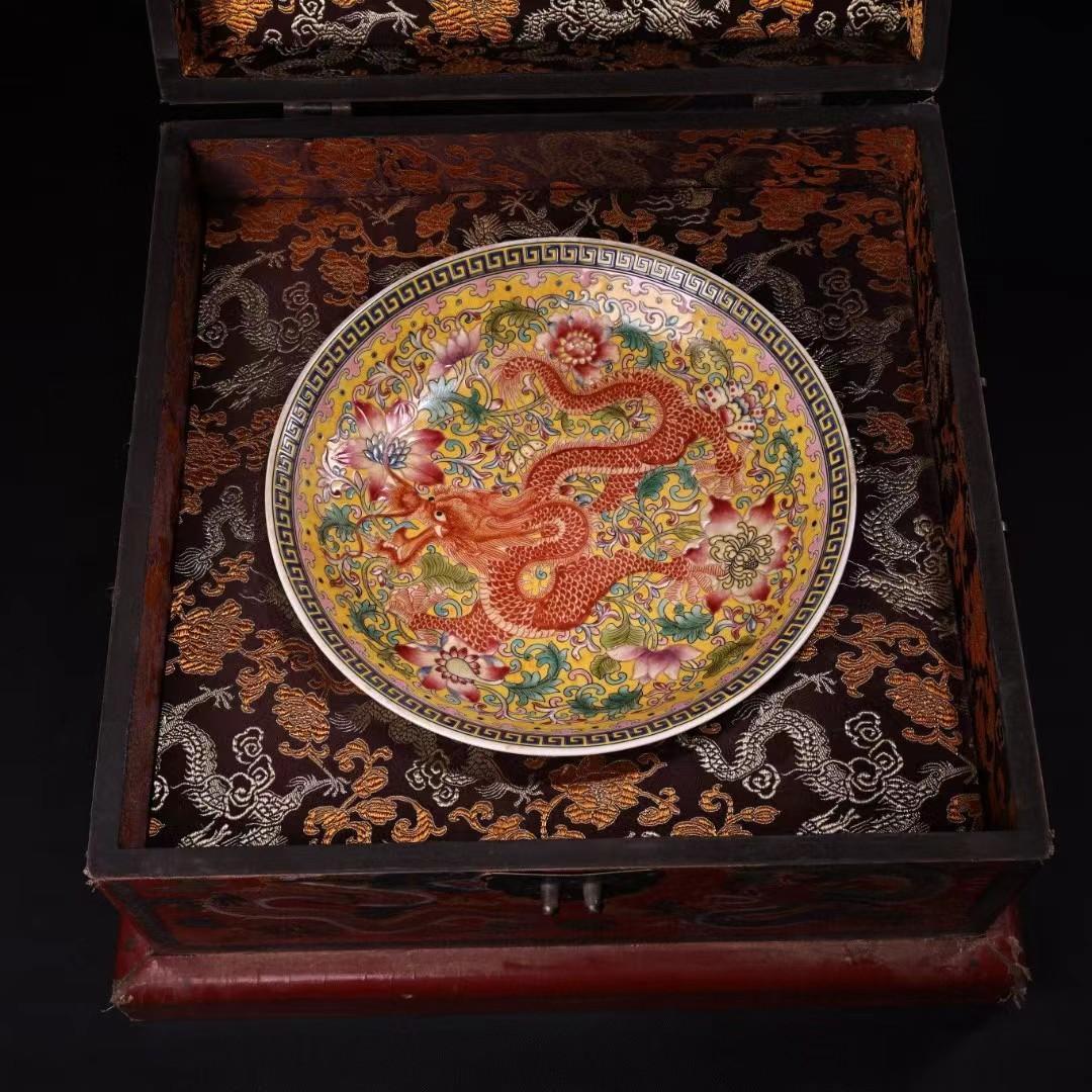 中国古美術・旧蔵粉彩陶磁器中皿・瑞獣龍絵皿・置物・純手描き・漆箱付・文房具・禮品