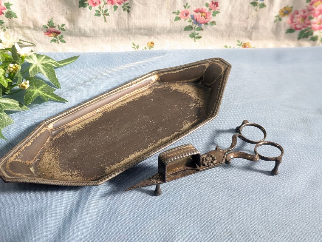 英国 アンティーク ハサミ型 ロウソク消し キャンドルスナッファー　トレー付き