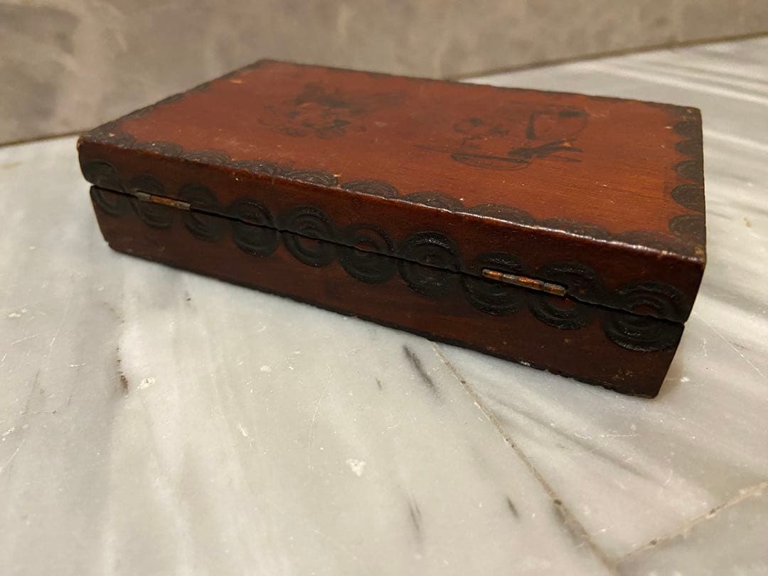 古道具坂田 坂田和實 取扱い品 木製茶箱 手描き人物画 波型縁取り