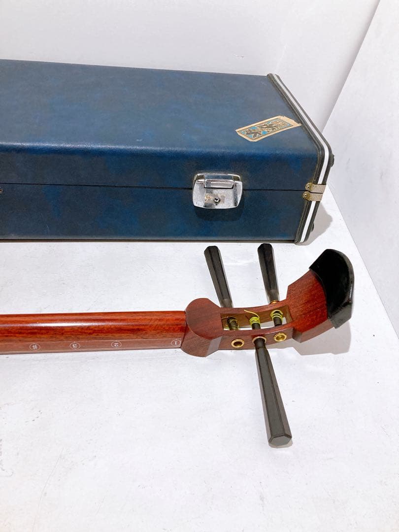 ☆【ジャンク扱い】津軽三味線 和楽器 撥×2点 調子笛 ハードケース付き 鍵あり