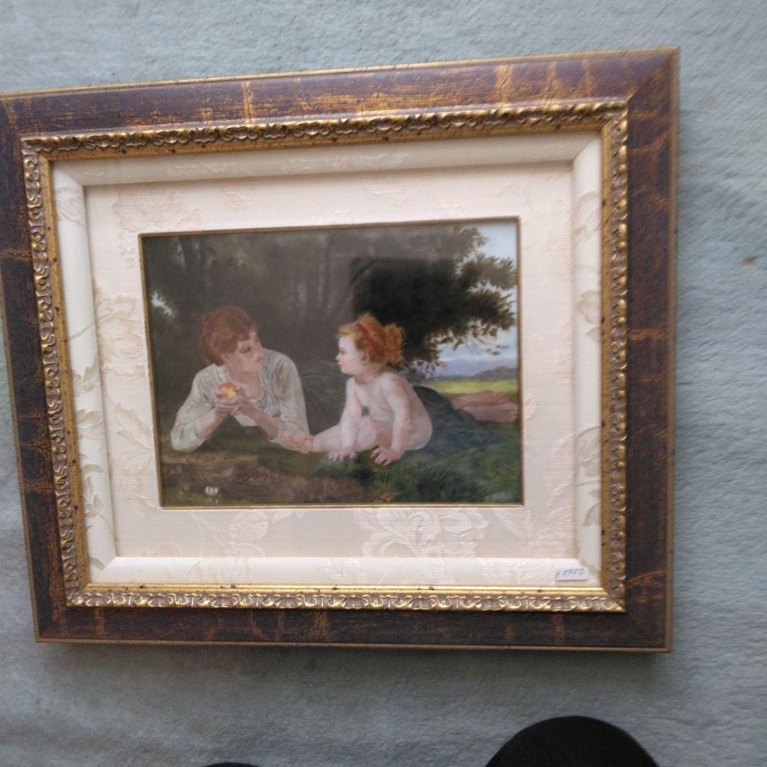 はだかの少女と見守る母