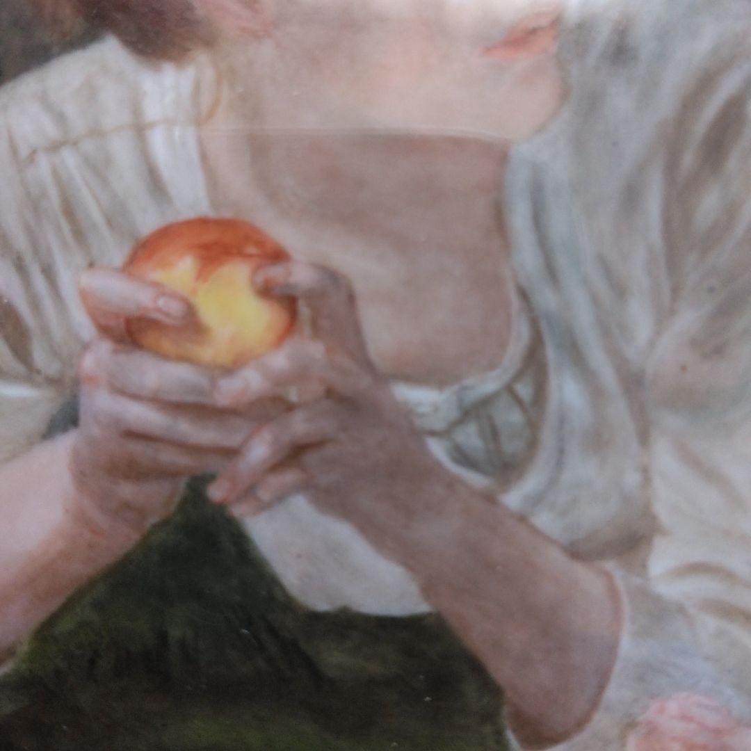 はだかの少女と見守る母