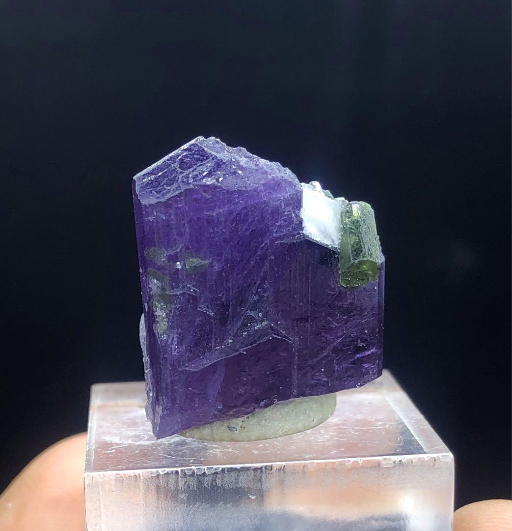 天然の紫色のスカポライトと緑のトルマリン