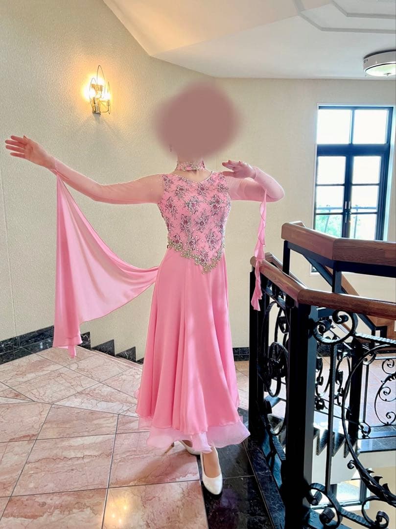 ピンクの社交ダンスドレス ショート丈