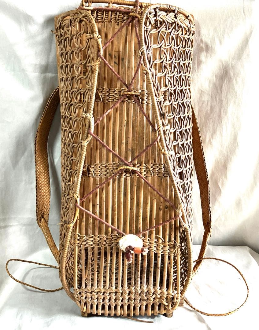 インドネシア　カリマンタン島　　　　ダヤック族ロタン編み背負籠