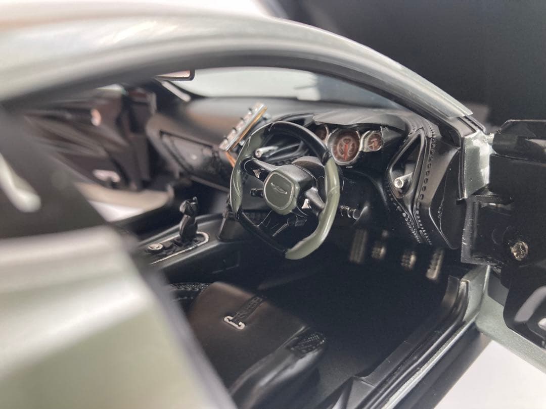 「りん」「007 スペクター」のボンドカー ホットウィール 1/18