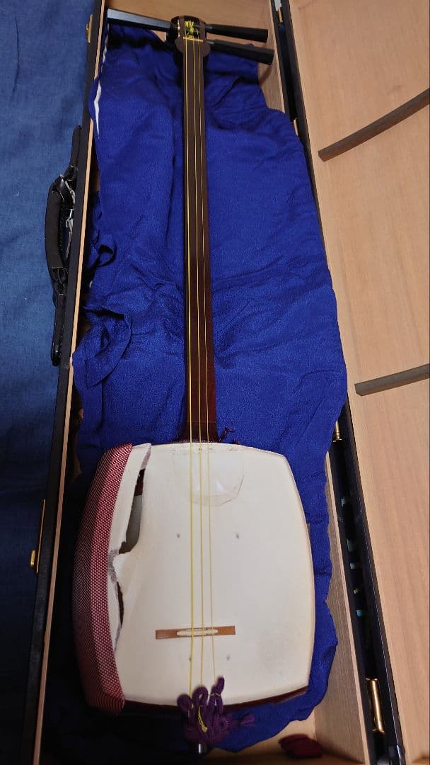 ◆三味線/短棹【綺麗なトチ入り紅木/金細】桐ケース付き