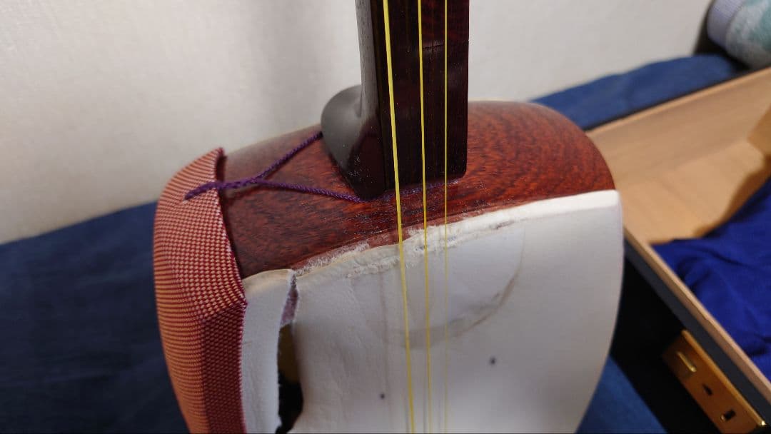 ◆三味線/短棹【綺麗なトチ入り紅木/金細】桐ケース付き