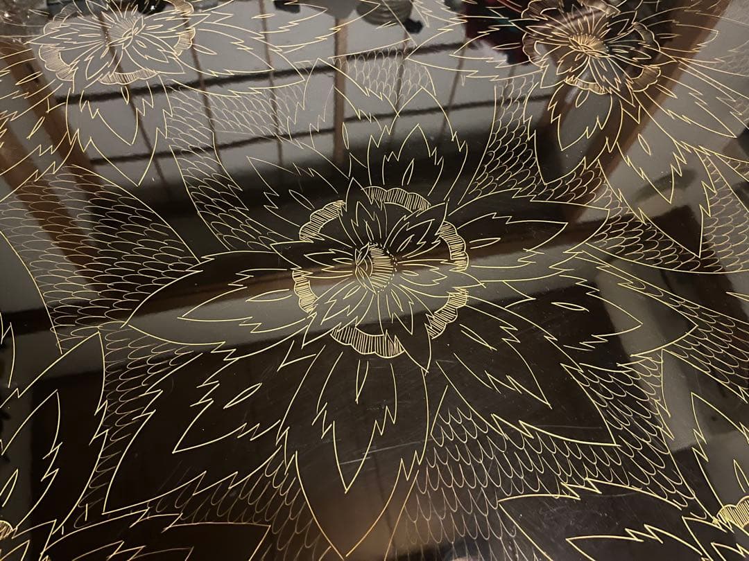 引取りなら1万円　黒い円形漆座卓 花柄金彫刻