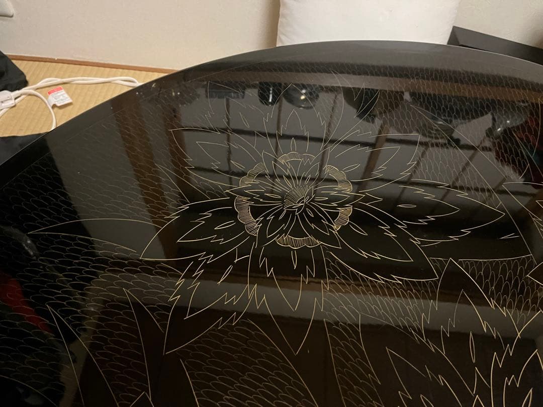 引取りなら1万円　黒い円形漆座卓 花柄金彫刻