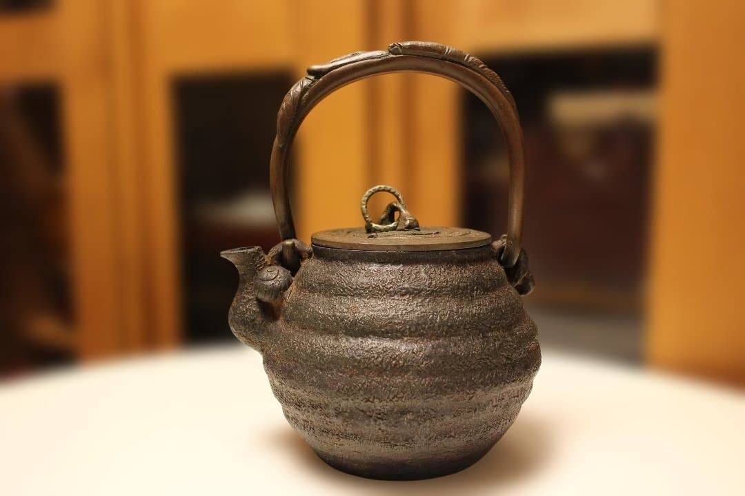 整*屋様 古鉄瓶　小振り亀文堂芋頭鉄瓶　希少品　水漏れなし・状態良好