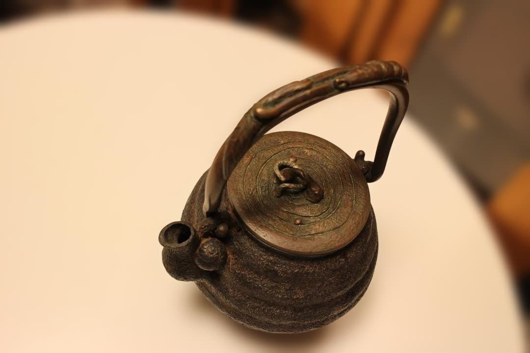 整*屋様 古鉄瓶　小振り亀文堂芋頭鉄瓶　希少品　水漏れなし・状態良好