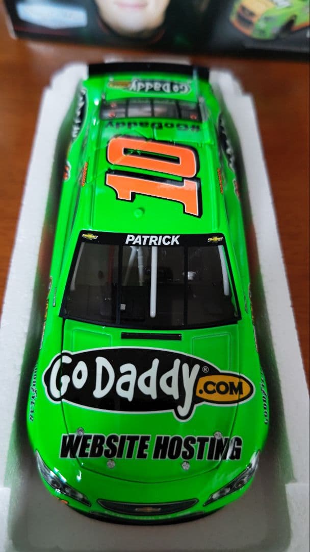 GoDaddy ダニカ・パトリック #10 ミニカー 2013年