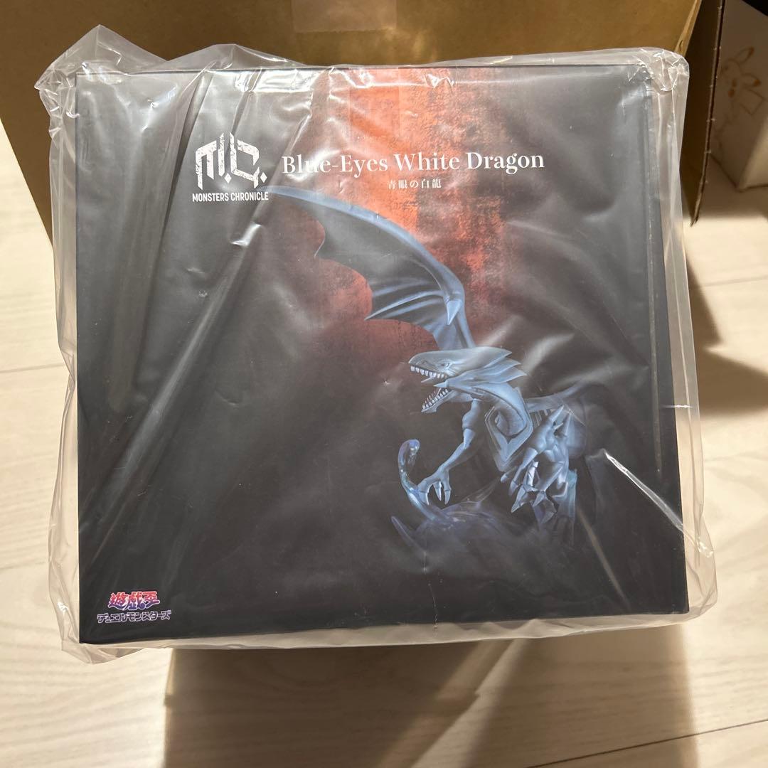 新品　未使用　未開封Blue-Eyes White Dragon フィギュア