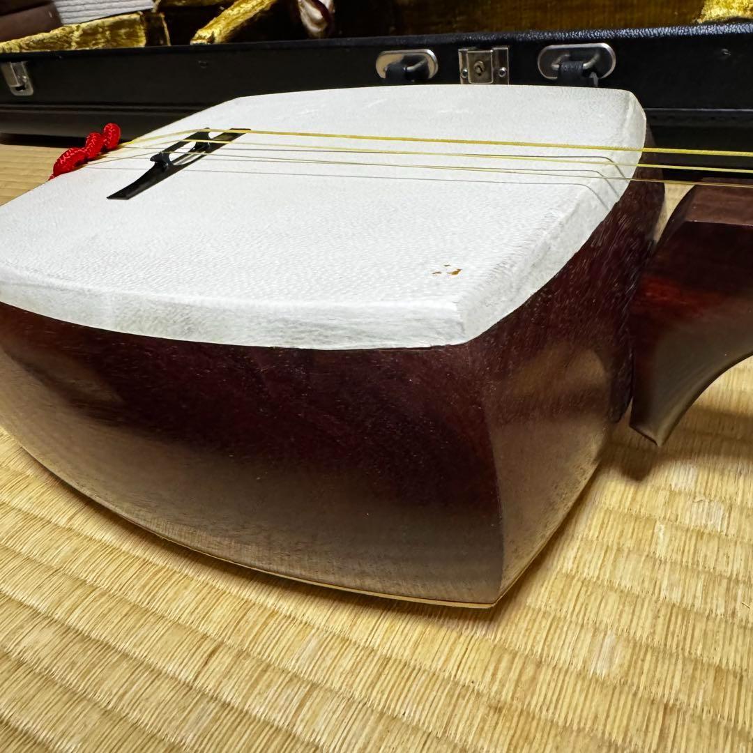 三味線　中棹　東さわり　紅木　1本溝　糸まき　素六　破れ有り　ハードケース付き