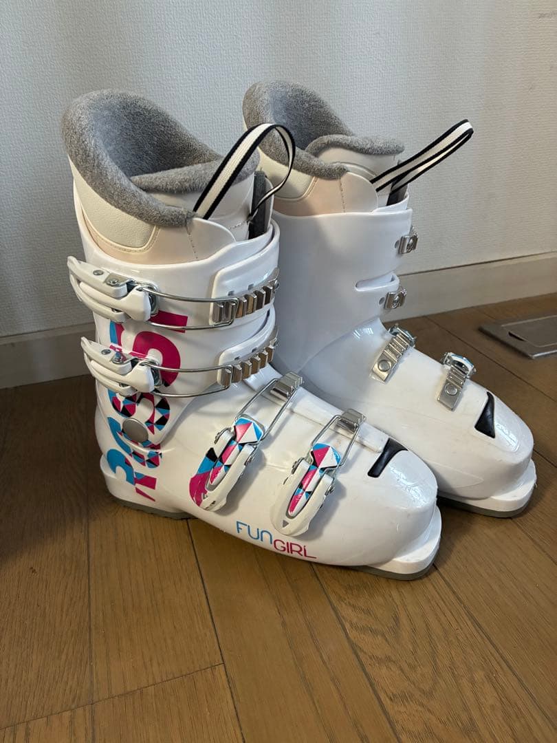ロシニョールキッズ用fun girlのスキー板、ポール、ブーツの3点セット