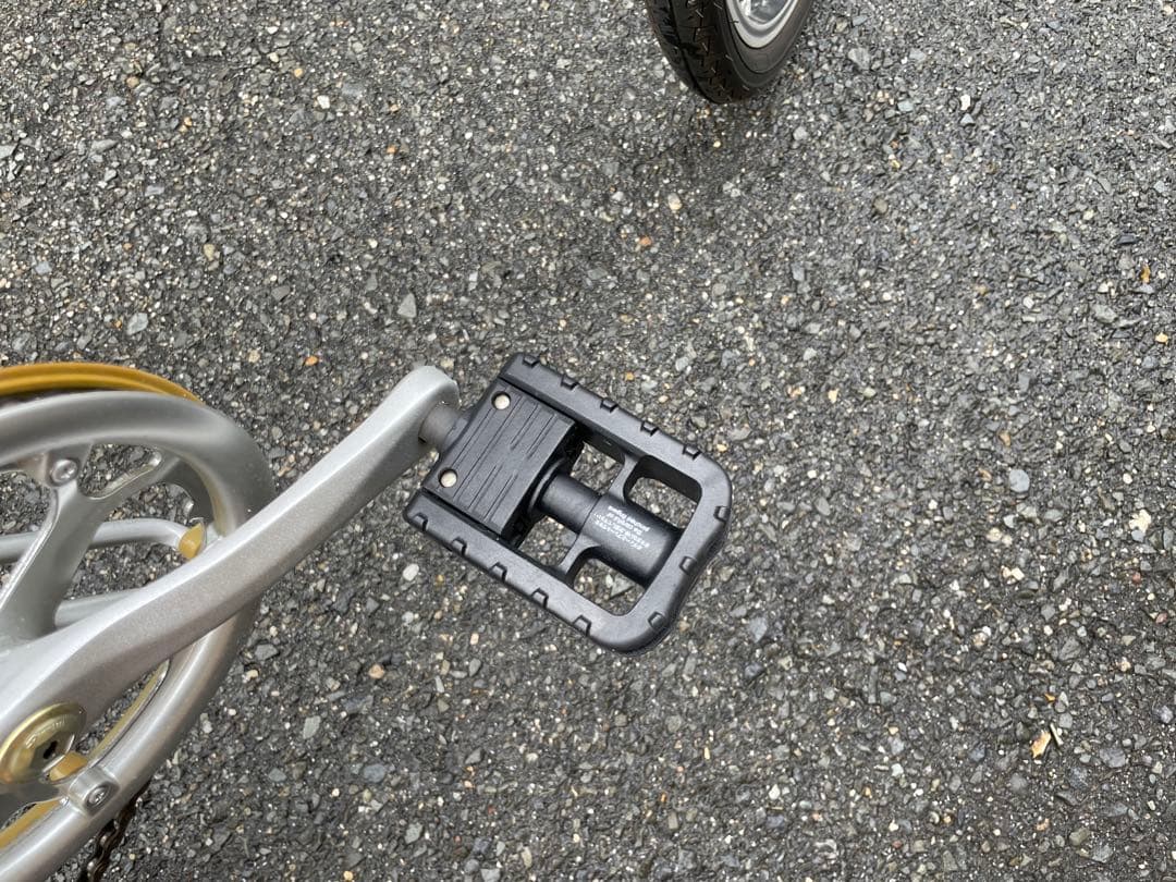 ほぼ新品の シンプルな折りたたみ自転車 シルバー 6段変速