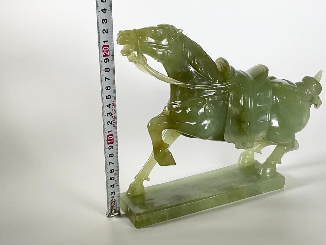 中国美術　砡製　玉石　翡翠　馬　彫刻　台座付　置物　幅約28cm