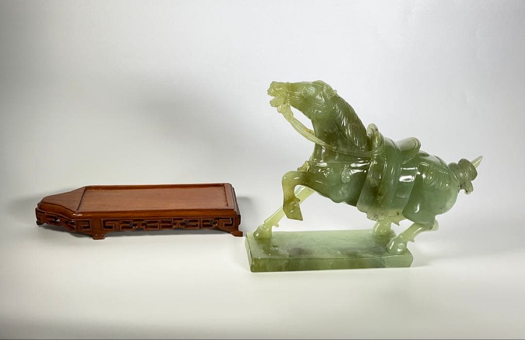 中国美術　砡製　玉石　翡翠　馬　彫刻　台座付　置物　幅約28cm