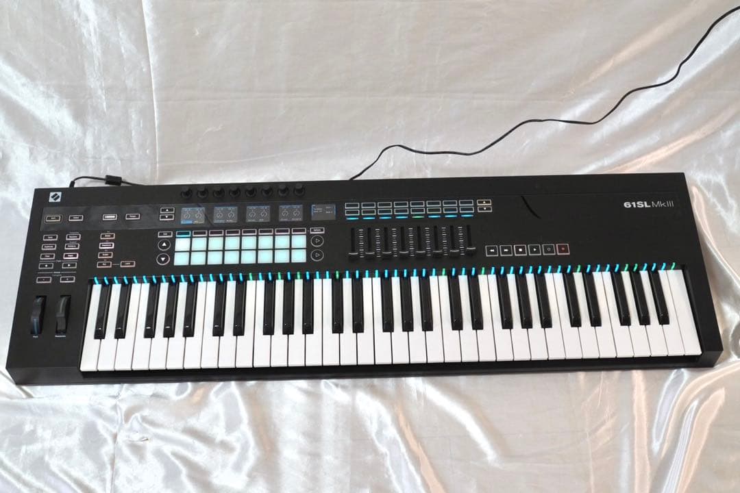 Novation SL MkIII 61鍵（MIDIキーボード）