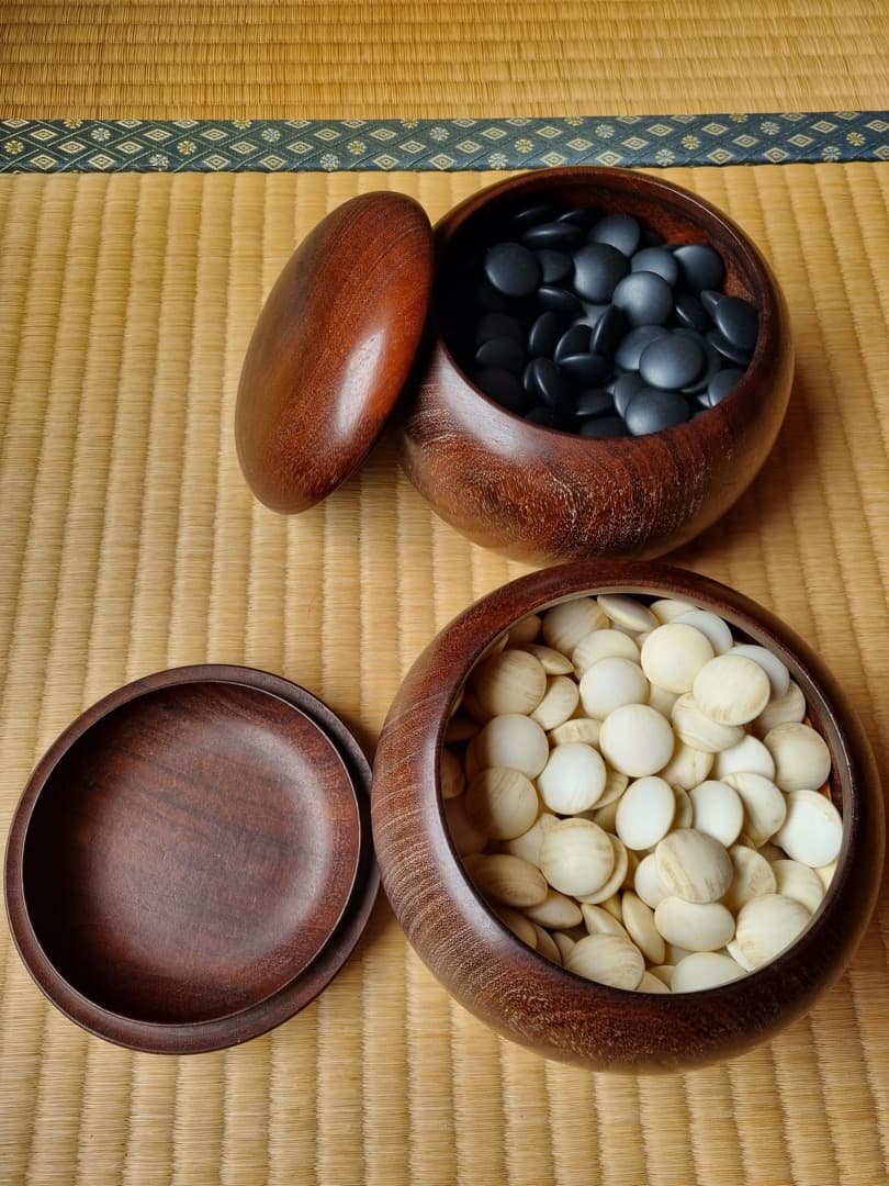 囲碁・碁盤＆碁石セット・最高級骨董品（日本産はまぐり・那智黒・榧素材）