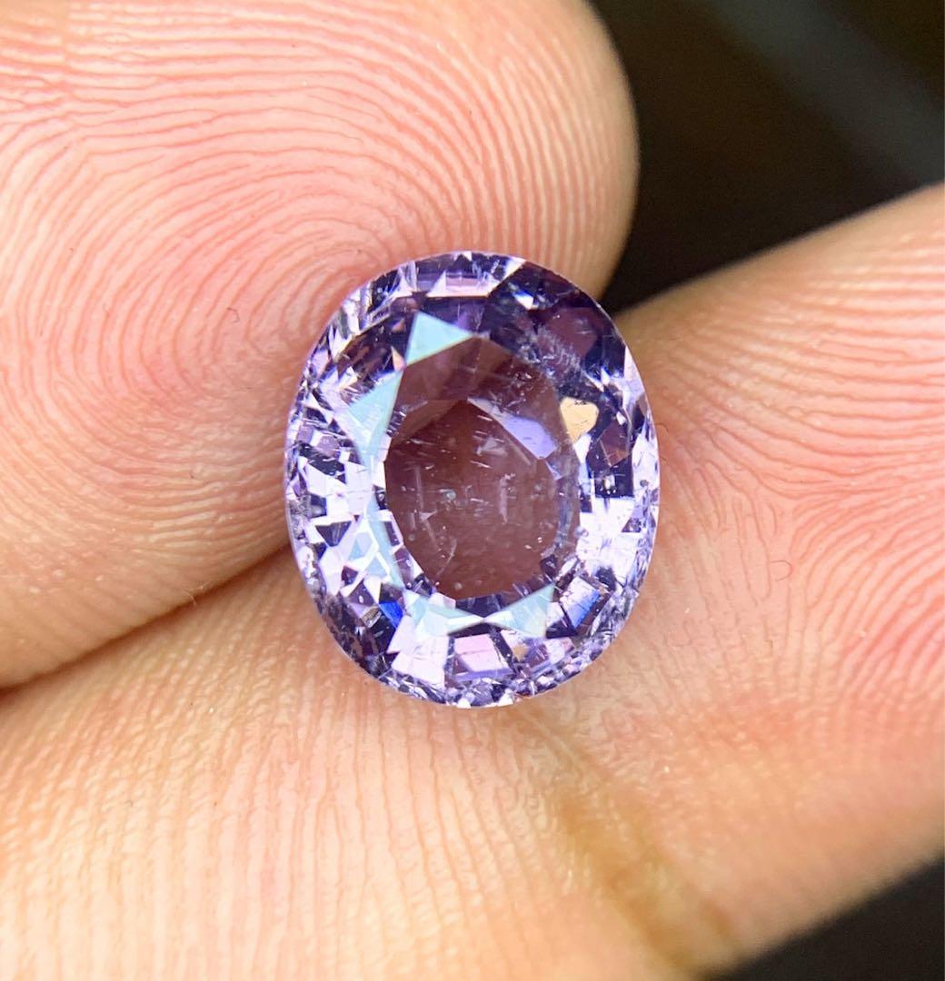 オーバルカットの天然スピネル宝石。GIL認定