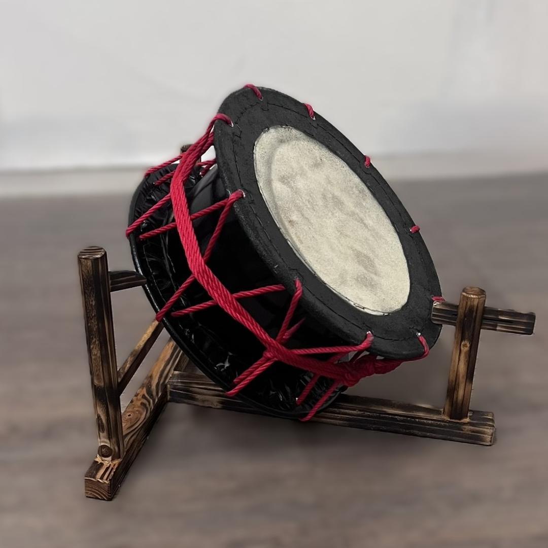 【新品】【蔵出し】締め太鼓 牛革 和太鼓 バチ付 台付 平太鼓 入門用