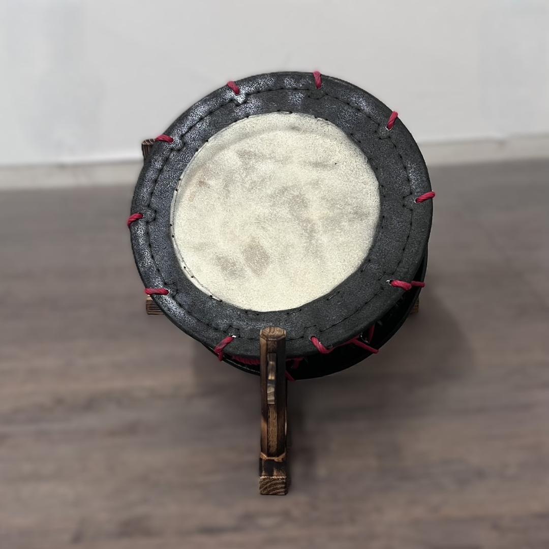 【新品】【蔵出し】締め太鼓 牛革 和太鼓 バチ付 台付 平太鼓 入門用