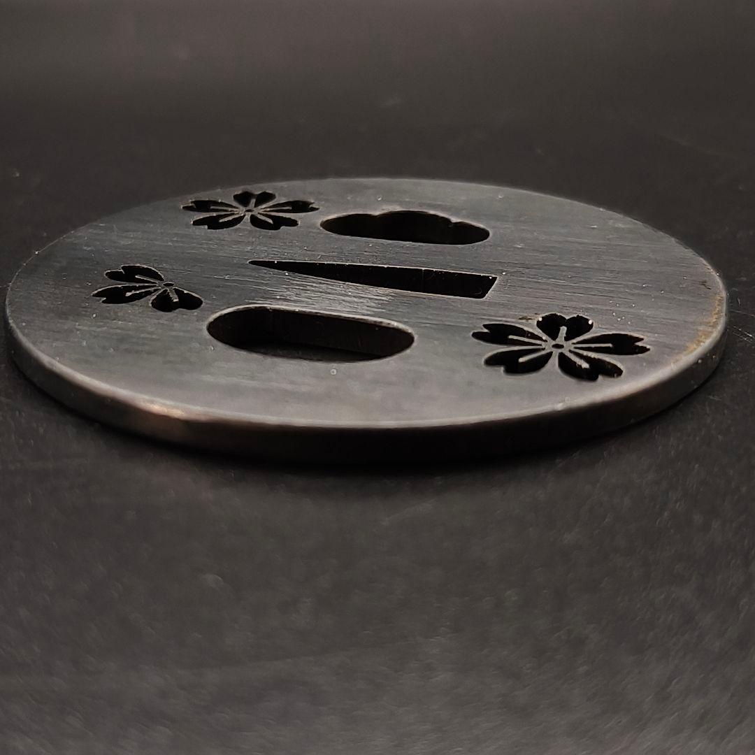 刀鍔　桜の図　鉄製　金工品　細工　職人作　日本刀装具　鍔　つば　刀剣美術