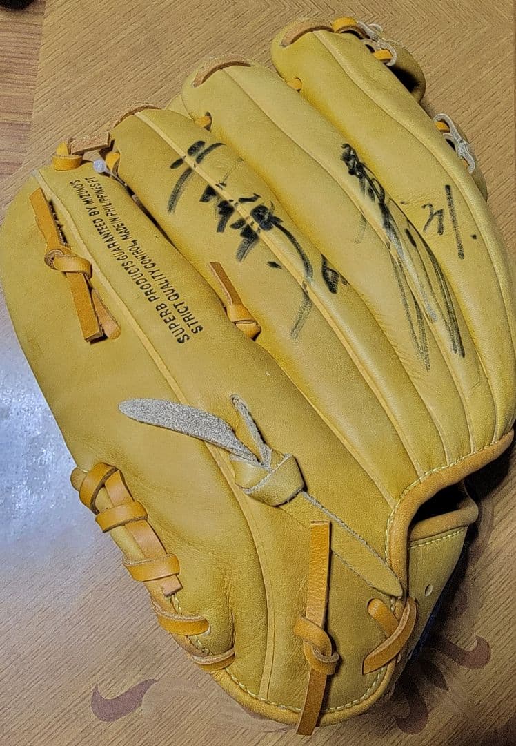 サイン入り野球用グローブ