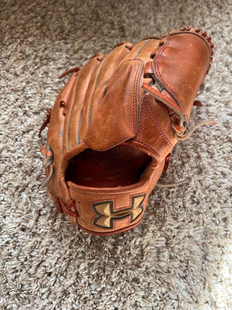 硬式　投手様グローブ　アンダーアーマー オレンジ色