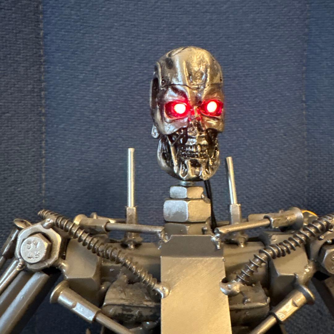 廃材メタルアート　ターミネーター