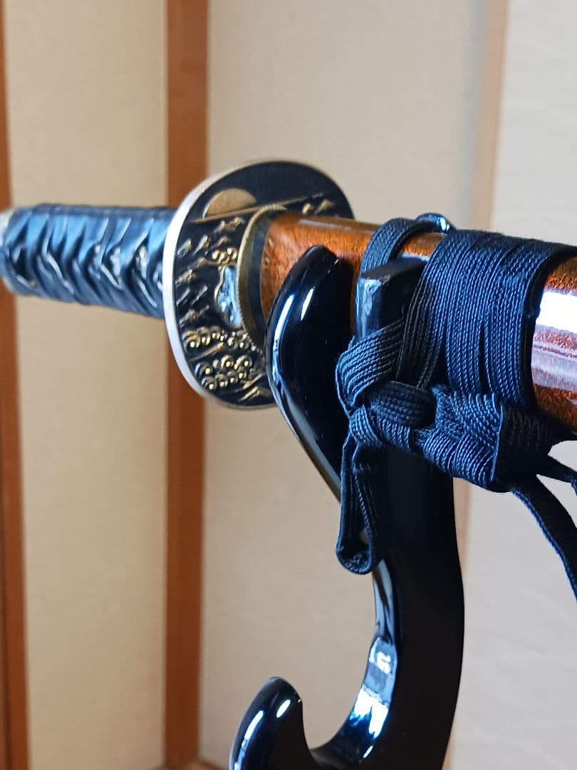 居合前差し用脇差、黒合皮革巻　黒鮫仕、刃紋.乱れ二重刃文　　　金具.勝龍一作