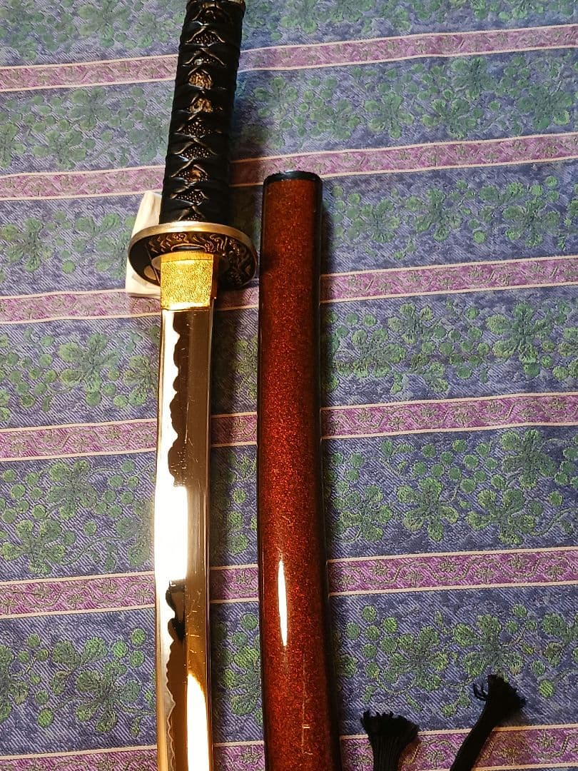 居合前差し用脇差、黒合皮革巻　黒鮫仕、刃紋.乱れ二重刃文　　　金具.勝龍一作