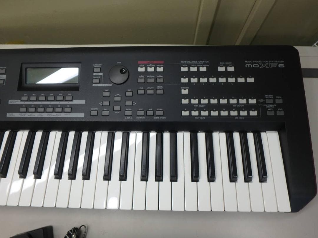 【シンセサイザー本体】YAMAHA MOXF6 中古品・現状品　音出し確認済